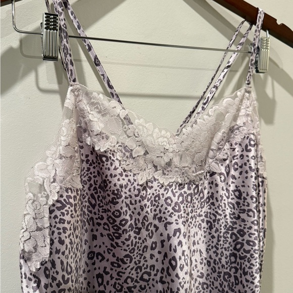 Elegant Leopard Print Chemise with Lace Trim - Picture 3 of 5